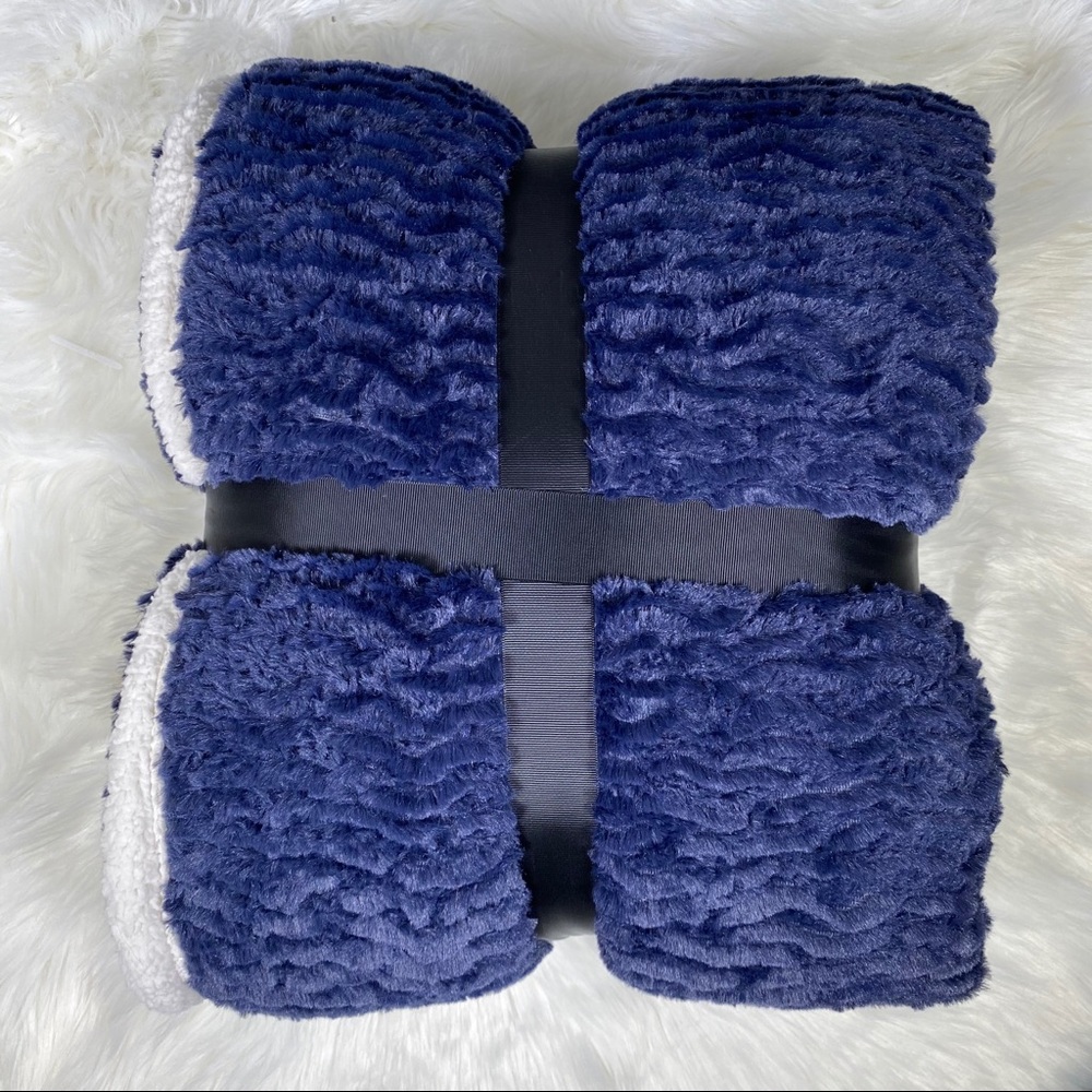 ✨SALE✨Windswept Navy Micromink Sherpa Throw - Picture 2 of 3